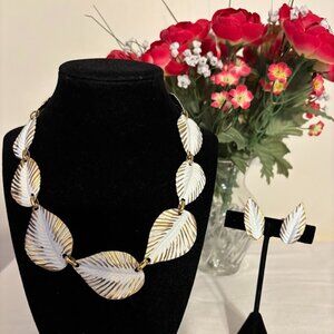 Vintage 1950's Necklace (17") and Earrings (clip) set in Gold Tone